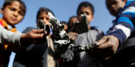 Aksi Bocah Yaman Pungut Serpihan Misil Bekas Serangan Udara Koalisi Saudi