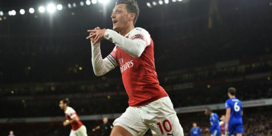 Emery Bantah Singkirkan Peran Ozil di Arsenal