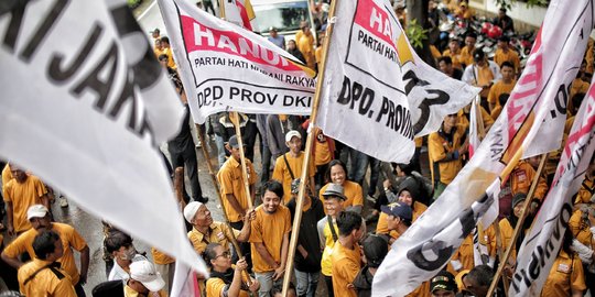 Massa dari Hanura Demo di KPU Minta Nama OSO Masuk ke DCT DPD RI