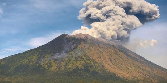 Gunung Agung Kembali Erupsi, Tinggi Kolom Abu Tertutup Kabut