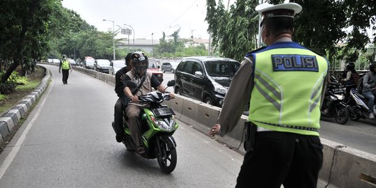 Razia Pengendara yang Nekat Terobos Jalur Bus Transjakarta