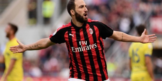 Tinggalkan AC Milan, Higuain Dikecam Legenda Serie A