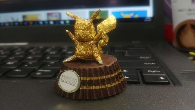 patung mungil dari kertas pembungkus cokelat karya ciro wai