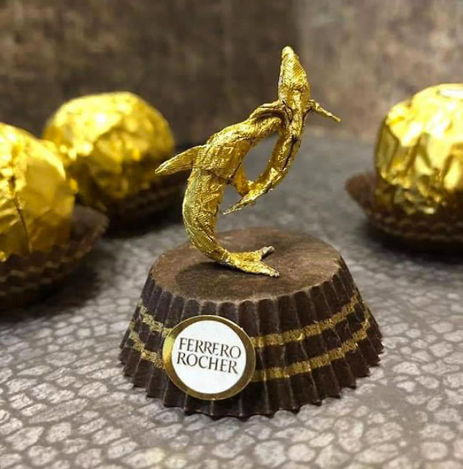 patung mungil dari kertas pembungkus cokelat karya ciro wai
