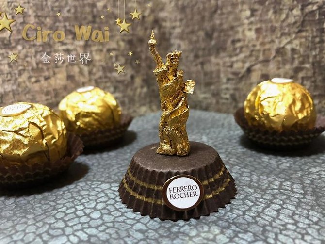 patung mungil dari kertas pembungkus cokelat karya ciro wai