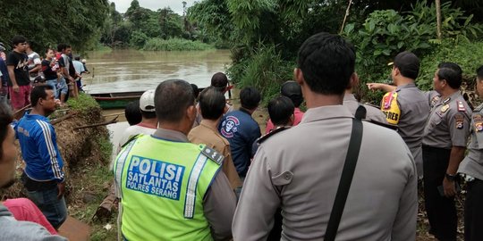 Perahu Eretan Terbalik, 12 Sepeda Motor & 1 Penumpang Hanyut Terbawa Arus Sungai