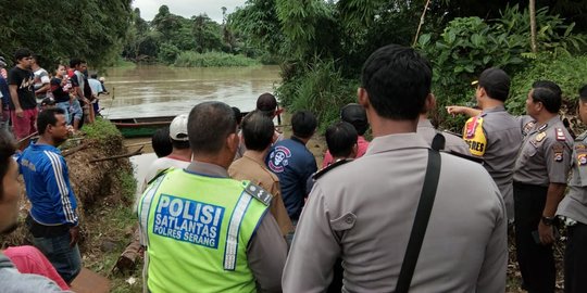 Warga Serang Terpaksa Bertaruh Nyawa Seberangi Sungai karena Tak Ada Jembatan