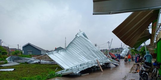 Puting Beliung Terjang Bekasi, 9 Ruko Rusak dan Tiang Listrik Roboh