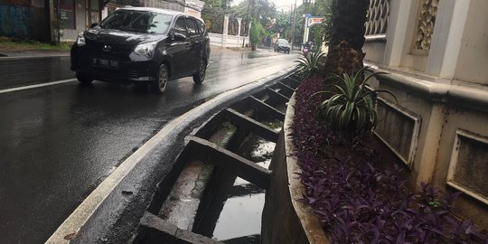 Selokan Tanpa Penutup Ancam Pejalan Kaki dan Pengendara