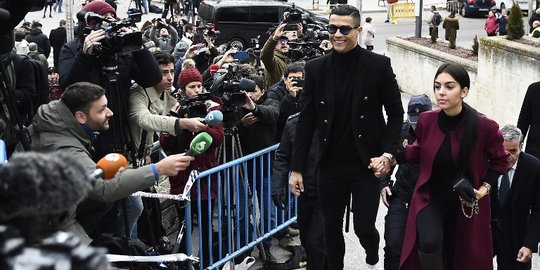 Cristiano Ronaldo Gandeng Kekasih Hadiri Sidang Penggelapan Pajak