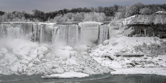 Ketika Air Terjun Niagara Membeku  bak Film Frozen Foto 