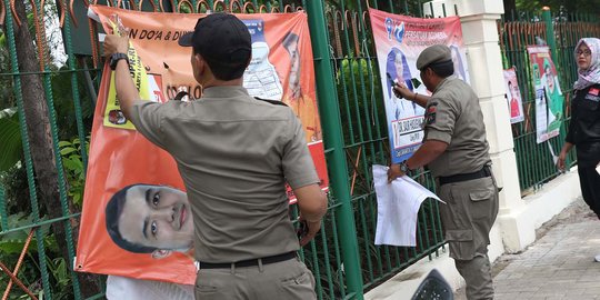 Panwaslu Ciracas Bersama Satpol PP Turunkan APK di Jalan Raya Bogor