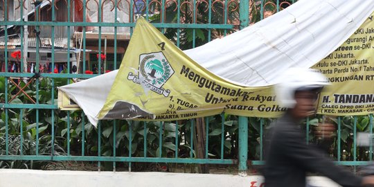 Bawaslu dan Satpol PP Depok Copot Ratusan Alat Peraga Kampanye