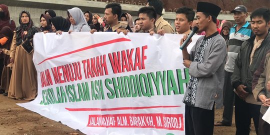 Tuntut Ganti Rugi, Puluhan Santri Blokir Proyek Jalan Tol Serpong-Cinere