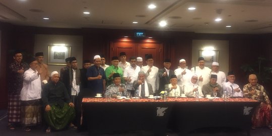 Ma'ruf Amin Silaturahmi dengan Kiai Sepuh NU di Surabaya