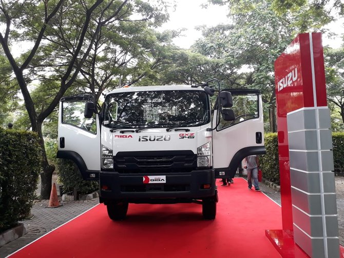 isuzu indonesia merilis tractor head giga