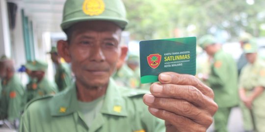 Senyum Hansip Di Malang Usai Terima Insentif Bulanan Merdeka Com