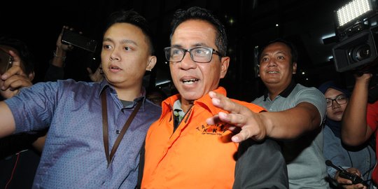 KPK Resmi Tahan Bupati Mesuji Khamami Terkait Suap