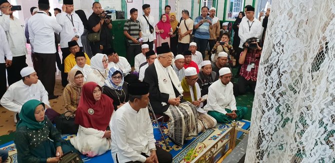 maruf amin ziarah ke makam syekh muhammad arsyad al banjari