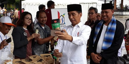 Jokowi Belanja Keripik Ceker hingga Sambal Ebi Salak