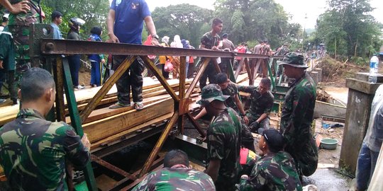 Permudah Akses Warga, Jembatan Darurat Dibangun di Lokasi Banjir Gowa