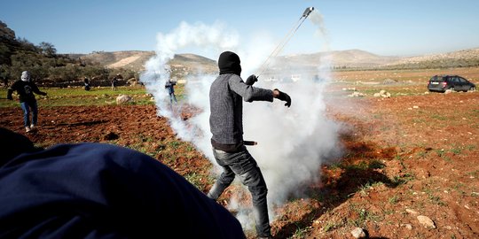 Aksi Demonstran Palestina Tangkis Tembakan Gas Air Mata Pasukan Israel