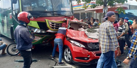 Bus Seruduk 5 Kendaraan di Jombang, 1 Pemotor Tewas dan 3 Terluka