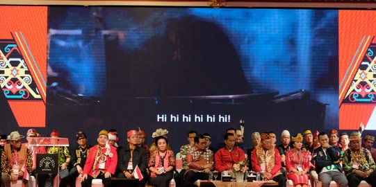 Curhat Soal Listrik ke Jokowi, Warga Dayak Ini Ucap Terima Kasih Pakai Pantun