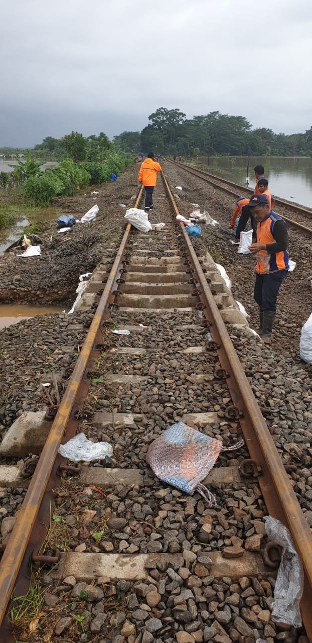 banjir dan longsor di jalur kereta batang