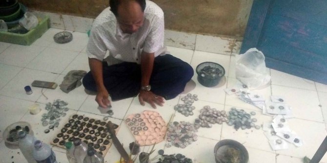 Kisah Sukses Kerajinan  Anting Kerang  Karya H Madhana 