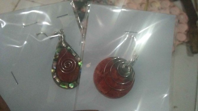 pembuat anting dari bahan kerang