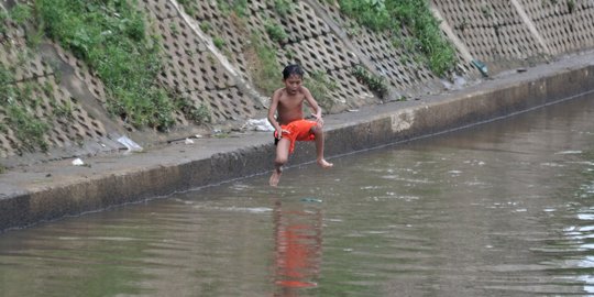 Mengisi Libur Sekolah dengan Berenang di Kali Ciliwung