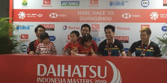 Senyum Kevin / Marcus Lihat Anak Ahsan / Hendra di Konferensi Pers