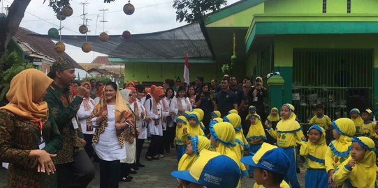 Sambangi PAUD di Banyuwangi, Iriana Senam Sehat & Menanam Hidroponik