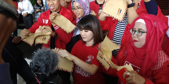 Aksi Grace Natalie Sobek Amplop di DPRD Kota Malang