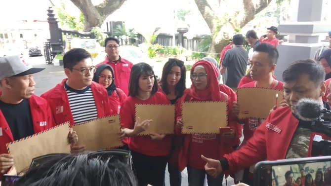 aksi ketua psi grace natalie sobek amplop di dprd kota malang