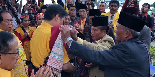 Airlangga Disematkan Pakaian Pimpinan Tertinggi Adat Batak