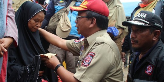 Respons Arahan Jokowi, Kemensos Salurkan Bantuan Banjir Sulsel Rp 1,3 Miliar