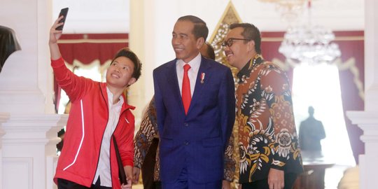 Gaya Butet Saat Foto Bareng Jokowi