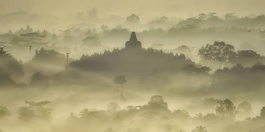 Sunrise Magis Berselimut Kabut di Punthuk Setumbu