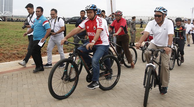 anies baswedan bersepeda di kawasan pantai maju