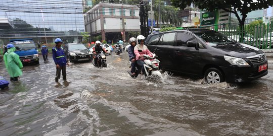 Diguyur Hujan Deras, Sejumlah Jalan di Jakarta Tergenang Air