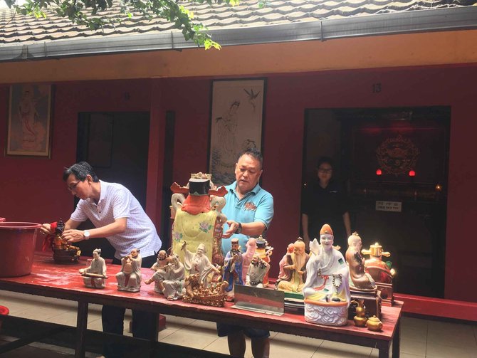 ritual bersih bersih jelang imlek di vihara kwan in thang