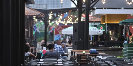 Menikmati Kuliner di Food Street Pantai Maju