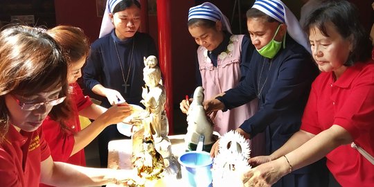 Toleransi Beragama, Biarawati Katolik Bantu Bersihkan Patung Dewa-Dewi