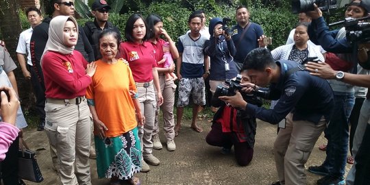 Warga Padati Lokasi Prarekonstruksi Pembunuhan Bayi di Depok