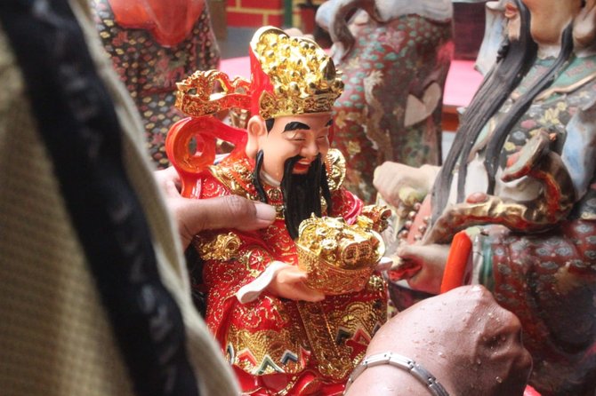 pembersihan patung dewa di malang