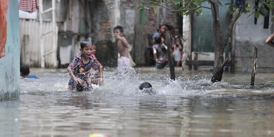 Keseruan Bocah-bocah Saat Banjir Rendam Ratusan Rumah di Rawa Terate