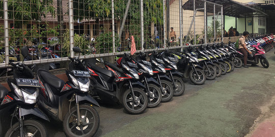 Unik, Satpam SMA di Tangsel Ini Parkirkan Motor Siswa Sesuai Jenis dan Warna