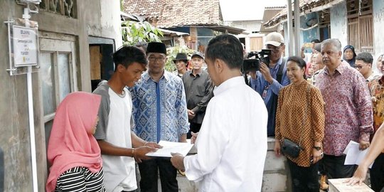 Presiden Jokowi Berikan Sertifikat Sambungan Listrik Gratis di Muara Gembong